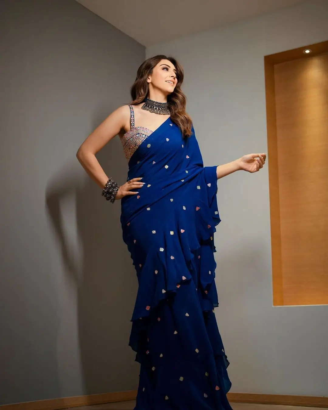 INDIAN GIRL HANSIKA MOTWANI IN BLUE COLOR SAREE SLEEVELESS BLOUSE 2